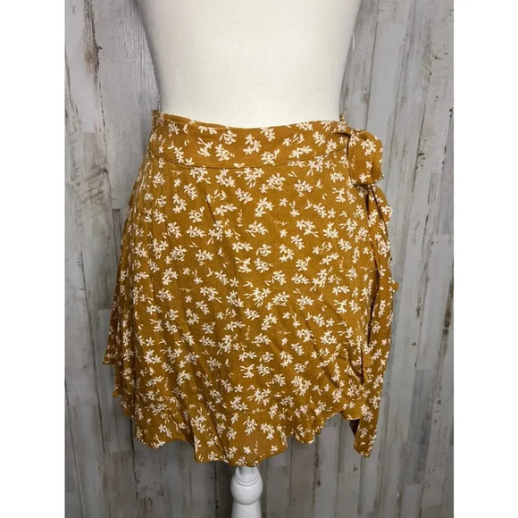 Vestique Women's Yellow Floral Ruffle Wrap Skort Size Small Summer Casual - Picture 1 of 9